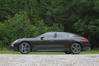 ストレッチバージョンの「エグゼクティブ」は、4WD車の「4S」と高性能モデルの「ターボ」のみに設定される。
    