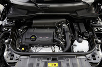 1.6リッター直噴ターボは218psと28.6kgmを発生する。