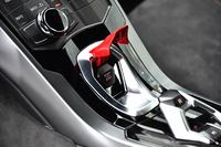 センターコンソールに設置されたエンジンスタート＆ストップボタン。「アヴェンタドール」と同じように、赤いカバーの下に隠れている。