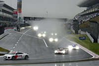 序盤は、セーフティーカーの「アウディR8」（写真左）に続く形で周回が重ねられた。水しぶきの高さが、路面のコンディションを物語る。