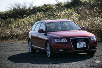 ヘッドランプは、R8などでもおなじみのLEDポジショニングランプ付きに。グリルの格子やバンパー、フォグランプなどの意匠にも手が加えられた。