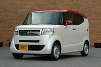 「ホンダN-BOXスラッシュ」。売れ筋の箱型軽「N-BOX」をベースに、“かっこよさ”や“おもしろさ”を追求した、超個性派モデルである。
    