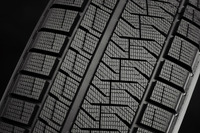 「アシンメトリコ」の名のとおり、左右非対称のトレッドパターンが採用されている（右側が外側）。