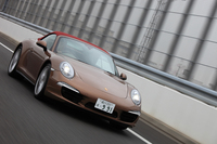 0-100km/h加速に要する時間は4.3秒。最高速は296km/hと発表されている。
    