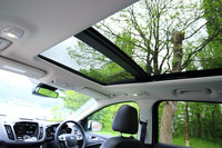 「タイタニアム」には、前半分が電動で開閉する、デュアルパネルサンルーフが装備される。