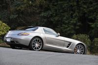 【テスト車のオプション装備】
AMGアルビームシルバー＝150万円／AMGパフォーマンスパッケージ＝175万円／AMGカーボンファイバーエンジンカバー＝60万円／フルレザー仕様＝36万円／AMGカーボンインテリアトリム＝55万円／Bang＆Olufsen BeoSound AMGサウンドシステム＝90万円