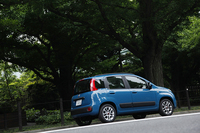 ボディーカラーは写真のブルーを含む全5色。ソリッド系の色がよく似合う。