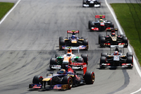 雨で難しくなった予選で、2台ともQ3進出を果たしたトロロッソ勢。決勝では7番グリッドからスタートしたジャン＝エリック・ベルニュ（写真前）が好走し、自身最高位の6位フィニッシュを飾った。（Photo=Toro Rosso）
    