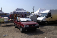 青空市場の出店者が乗りつけた「ポロネーズ」。ナンバープレートはEU規格が導入される以前のものである。