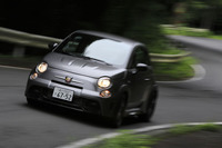 ワインディングロードを行く「アバルト695ビポスト」。