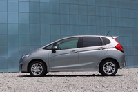 「アスリートのようなフォルム」とうたわれる、新型「フィット」のサイドビュー。
    