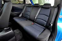 「XD」の後席。シートバックは6：4の分割可倒式。