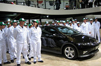 
	「ホンダ・シビック・タイプS」と現地工場スタッフたち。
	 