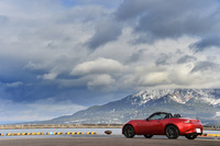 雪化粧の桜島と「ロードスターSレザーパッケージ」。