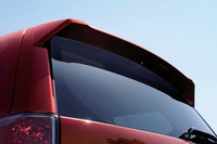 リアにはルーフスポイラーが備わるほか、濃色ガラスが採用される。