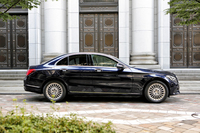 長いボンネットと後退したキャビンが印象的なサイドビュー。「メルセデス・ベンツのセダンらしい均整の取れたプロポーション」とアピールされる。
    