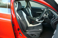 こちらはスポーティグレード「T6 AWD R-DESIGN」のインテリア。シート地は黒×白のツートンカラーとなる。