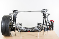 「マカン」のフロントサスペンション。骨格は「アウディQ5」と共用する。