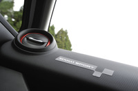 ダッシュボードの助手席前方に見られる、「RENAULT SPORT」のロゴマーク。