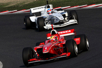 序盤から激しい攻防を続けた、ブノワ・トレルイエとロイック・デュバルは130Rで接触し2台ともリタイヤ。ランキングトップで最終戦挑み、2年連続チャンピオンを目前にしていたトレルイエだったが無念のリタイヤとなった。