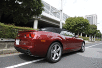 ルーフはソフトトップ。約20秒で開閉できる。（写真をクリックすると、ルーフを開く様子が見られます）