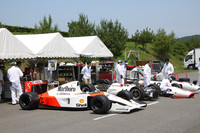 走行確認テストに備える3台のF1マシン。手前から「マクラーレン・ホンダMP4/6」、「RA300」、そして「RA272」。