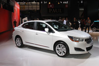 「C4」ハッチバックにトランクを設けた中型セダン「C4L」。