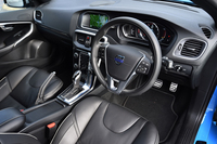 「V40 T5 R-DESIGN」では、本革とパーフォレーテッドレザーのコンビネーションシートが標準。ステアリングにはシフトパドルが装着された。