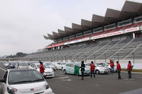 全60台のエントリー車が、20台ずつ走行した「ハイブリッドチャレンジ」のスタート風景。オフィシャルによって車載の燃費計がリセットされ、1台1台スタートしていく。ナビゲーターは必須で、定員までならエクストラの同乗もOK。