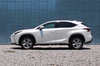 「レクサスNX」の基礎となるプラットフォームは、トヨタの「RAV4」や「ハリアー」で実績のある“中床プラットフォーム”に大幅に手を加えたもの。ボディーサイズは「RX」比で140mm短く、40mm幅が狭く、45mm低くなっている。
    