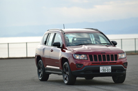 「ジープ・コンパス アルティチュード スポーツ」
    