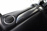 硬い樹脂パネルがむき出しのダッシュボード。フロントドアの一部を除くと、インテリアにソフトパッドはほとんど使われていない。