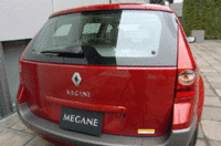 リアシートは、6：4の分割可倒式。
	写真をクリックするとシートアレンジが見られます。
	 