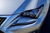 「LFA」のイメージを継承したという、ユニークな三角形状のヘッドランプ。“バージョンL”では3眼フルLED式が標準で備わる。