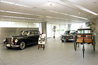 「ベンツ パテント モートルヴァーゲン」、故・梁瀬次郎氏が愛用していたという「1963年式メルセデス・ベンツ600」を従えて。

ヤナセホームページ
http://www.yanase.co.jp/