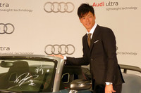 フロントガラスには「革新」の文字が。