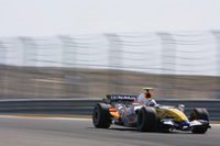 ルノーのヘイキ・コバライネンは健闘し6位入賞。タイヤトラブルでフロントウィングを壊しペースを上げられないハミルトンを終盤追いたてた。チームメイトのジャンカルロ・フィジケラは9位完走。（写真＝Renault）