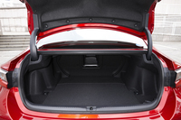 トランクスルー機構が備わる、「RC F」のラゲッジルーム。「クーペとしては必要十分な広さ」とアピールされる。