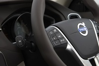 ステアリングホイールは本革仕様。スポーク部には、車両の設定やオーディオの操作などを行うためのスイッチ類が備わる。