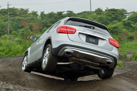 4WDの駆動方式が採用される「GLA250 4MATIC」。必要に応じて、100対0～50対50の間で前後輪へのトルク配分が行われる。
    
