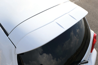 ルーフスポイラーは標準型「マーチ」より前後方向に長い。