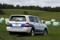 「FCHV-adv」には、衝突事故などで起こる水素漏れを防ぐため、フロント、リア、サイドに衝突センサーを設置するほか、トヨタFCスタック、水素タンクおよびキャビン上部に水素センサーを設置。水素漏れを検知すると、タンクのバルブを閉じ、安全を確保する。