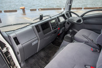 「ハイキャブ ショートボディー ドライバン」のインテリア。「エルフ」では快適な乗り心地を実現するため、キャビンとフレームの間にオイルの粘性によって衝撃を吸収する液体封入式キャブサスペンションが備えられている。