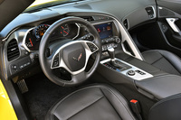 ドライバーを取り囲むようなデザインのコックピット。カーボン製のインストゥルメントパネルは、上級モデル「Z51」ならではのアイテムだ。