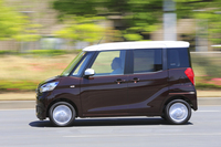 標準モデルには「ショコラブラウンパール／ホワイトパール」「サクラピンクメタリック／ホワイトパール」の2種類のツートンカラーが用意される。