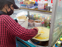 注文するやいなや、おばちゃんはプレート上に生地を延ばし、卵を割った。