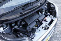 「ムーヴカスタム RS」に搭載されるターボエンジン。64ps/6400rpm、9.4kgm/4000rpmという最高出力、最大トルクはそのままに、従来モデルから1.0km/リッター（JC08モード）の燃費性能向上を果たしている。