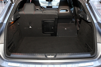荷室の容量は、後席使用時で421リッター。後席を倒すことで、「GLA250 4MATIC」は1235リッターに、「GLA45 AMG」は836リッターにまでスペースを拡大できる。
    