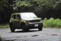 サスペンション形式は前後ともストラット。副変速機は備わらないが、大きな駆動力を発揮する「アクティブドライブロー」機構（39km/h以下で作動）が用意されている。