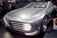 フロント部はスポイラーとバンパー左右のエアインテークが動くようになっている。